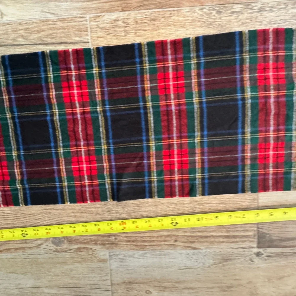 Roundtree & Yorke Plaid Scarf Black‎ Red Green Blue Fringe Acrylic